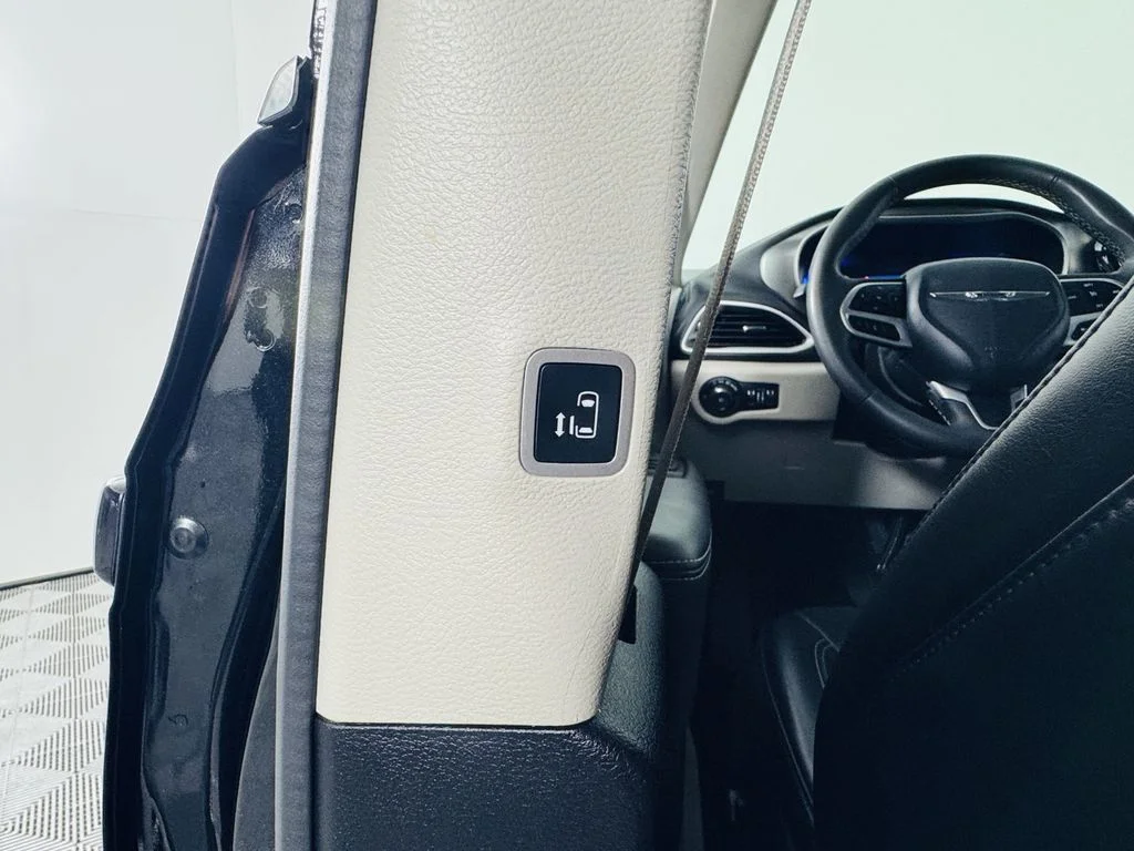 Used 2023 Black Chrysler Touring L image 23