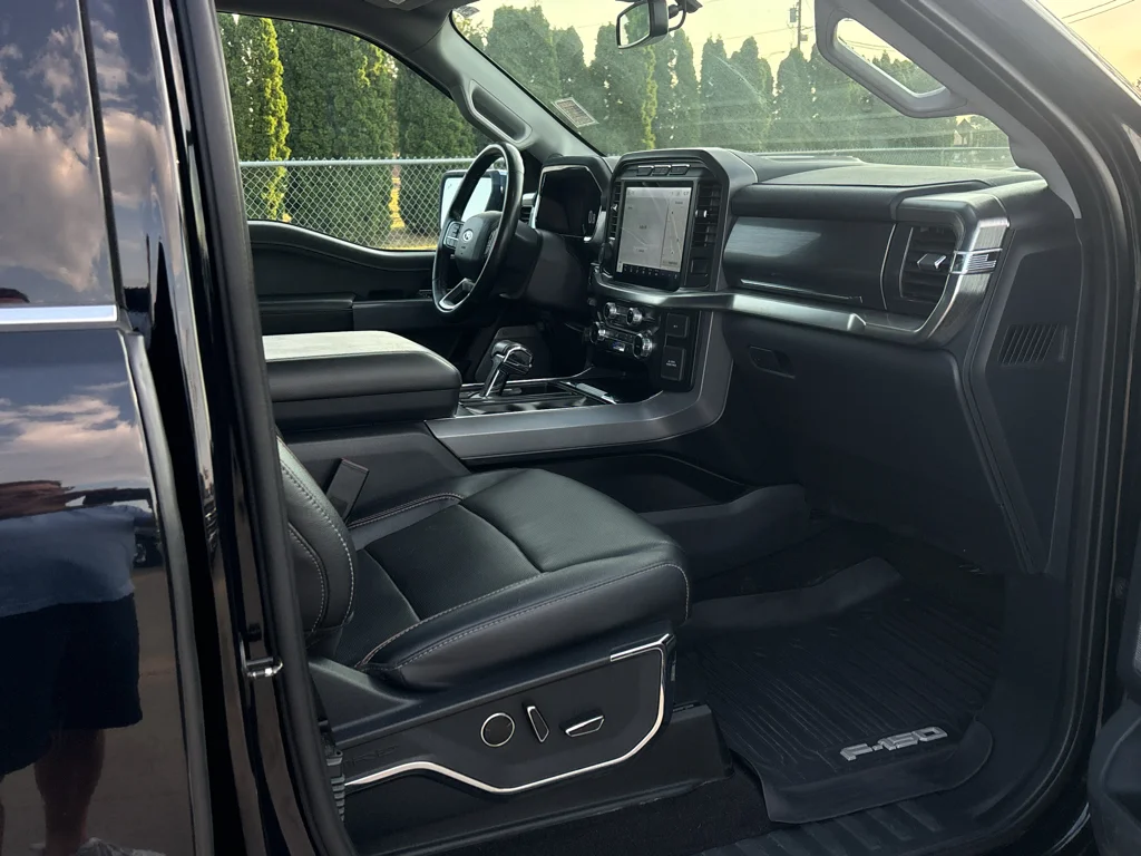 Used 2023 Agate Black Metallic Ford LARIAT image 15