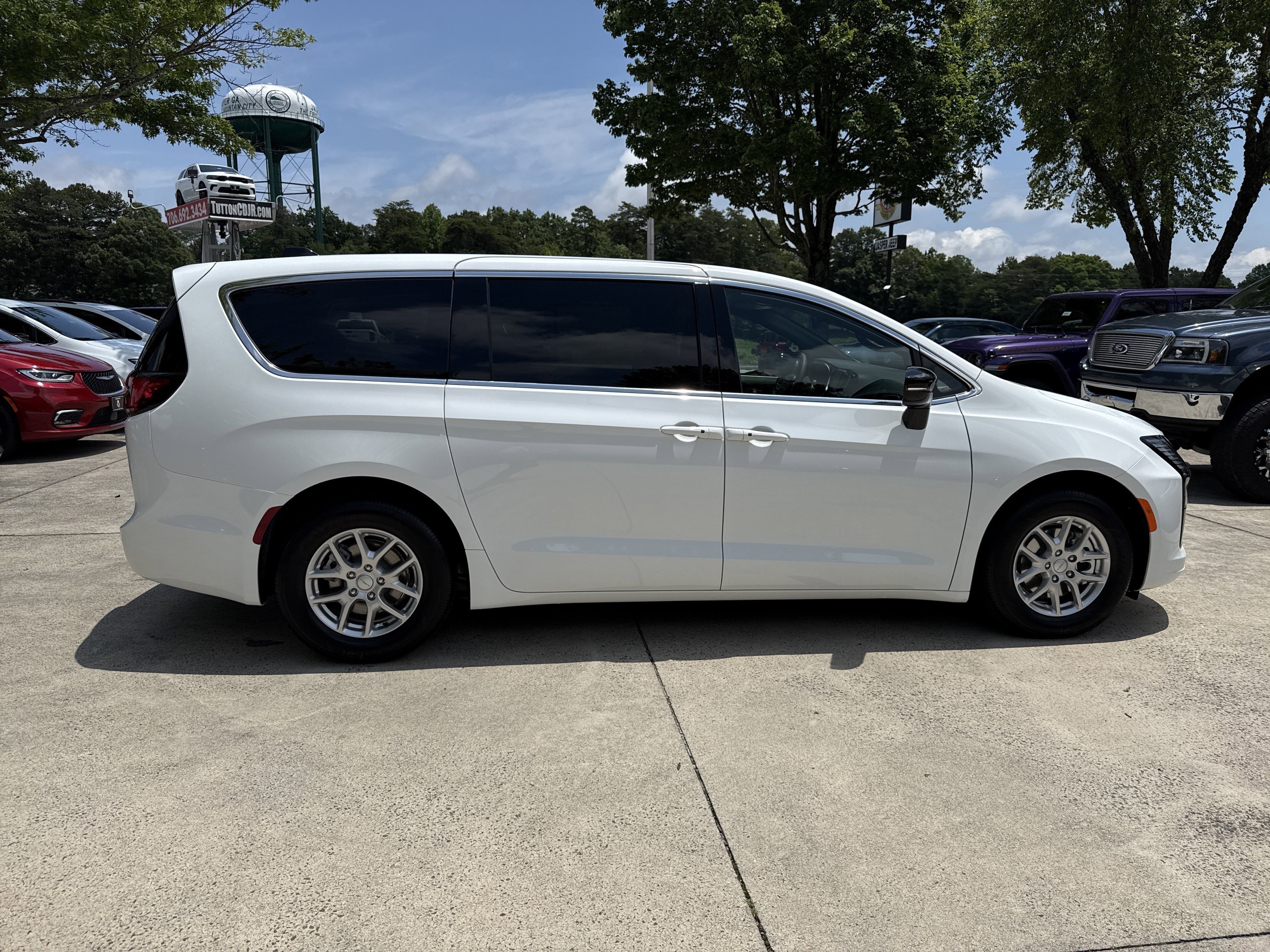 New 2027 Bright White Clear-Coat Exterior Paint Chrysler Select image 8
