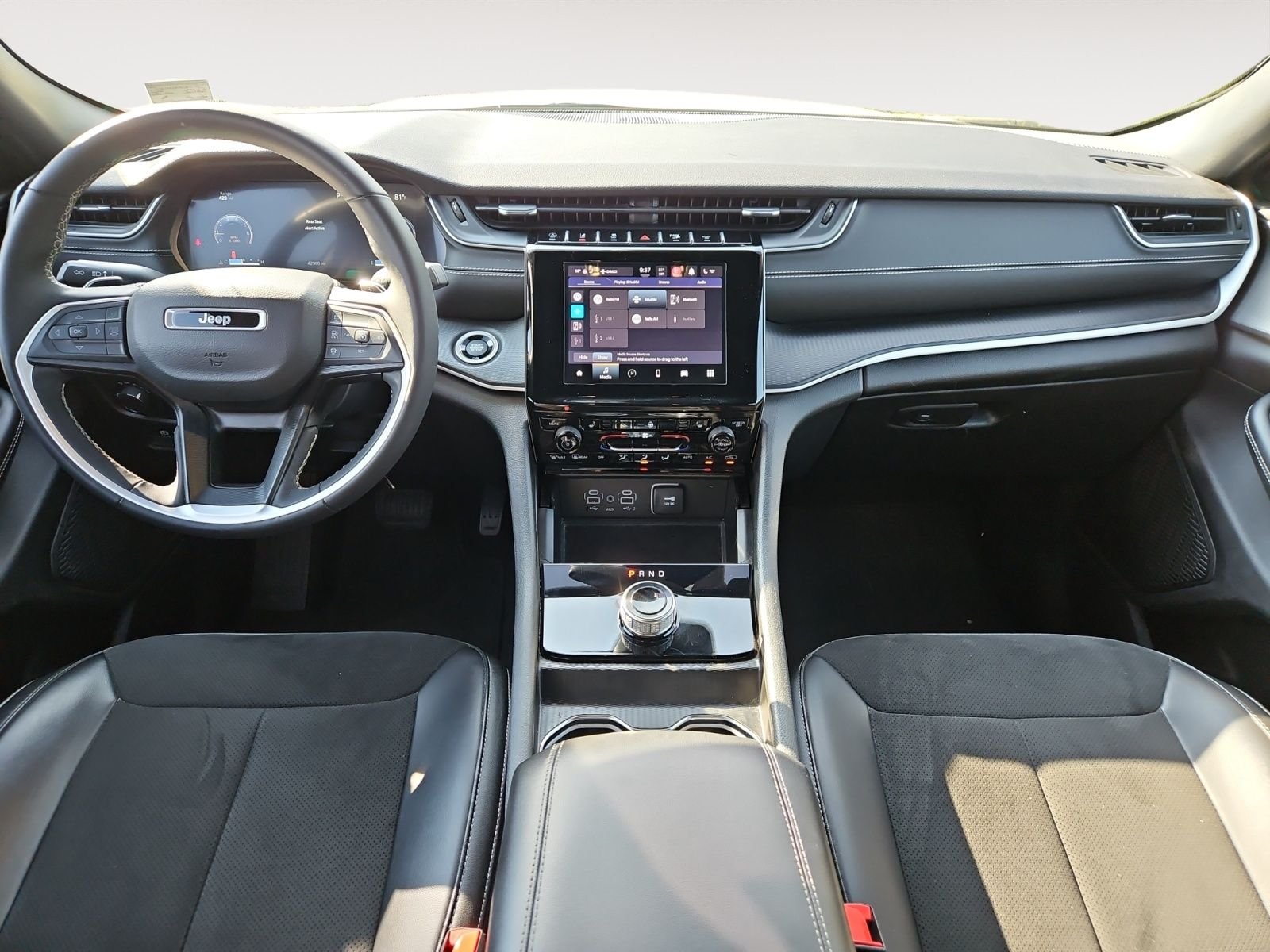 Used 2024 White Jeep Altitude image 10