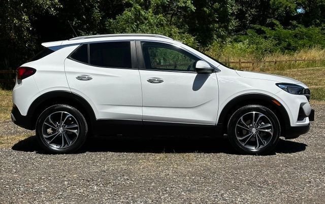 Used 2022 Summit White Buick Select image 10