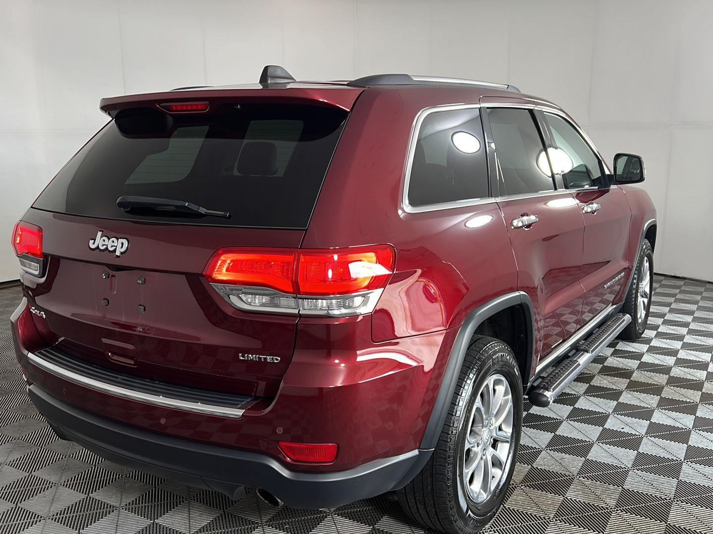 Used 2016 Velvet Red Pearlcoat Jeep Limited image 5