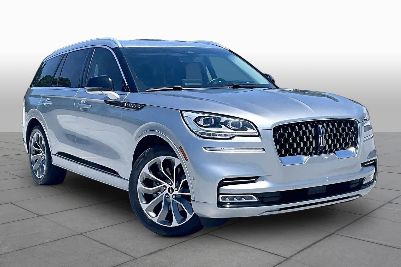 Used 2021 Silver Radiance Lincoln Grand Touring image 3