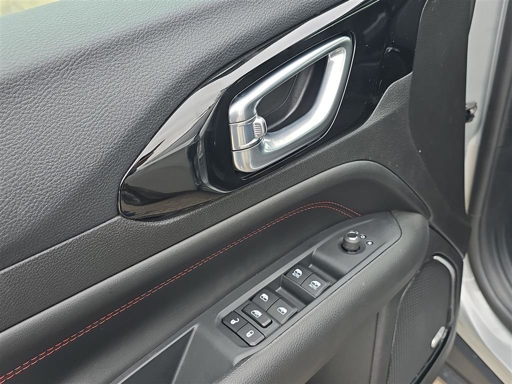 New 2026 Silver Zynith Metallic Clear-Coat Exterior Paint Jeep Trailhawk image 20