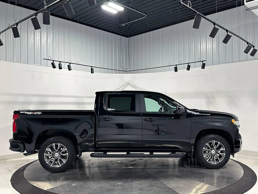Used 2023 BLACK Chevrolet RST image 11