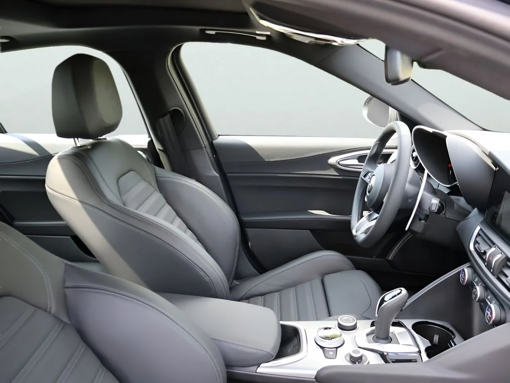 New 2026 Vesuvio Gray Metallic Alfa Romeo Base image 11
