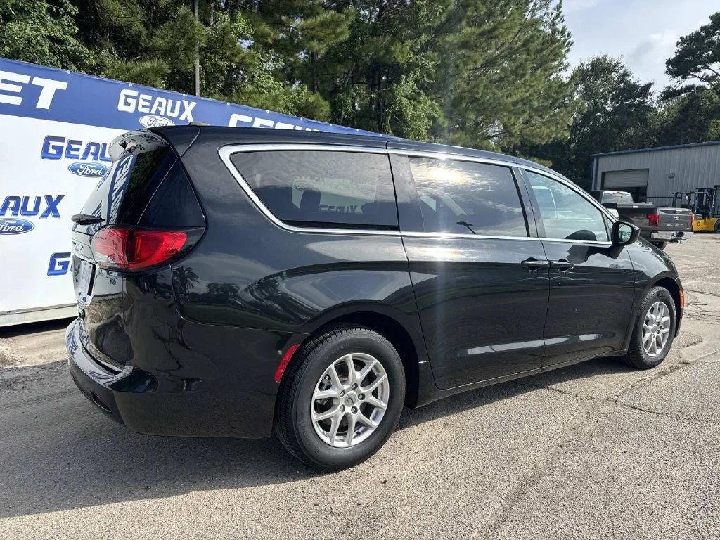 Used 2023 Black Chrysler LX image 13
