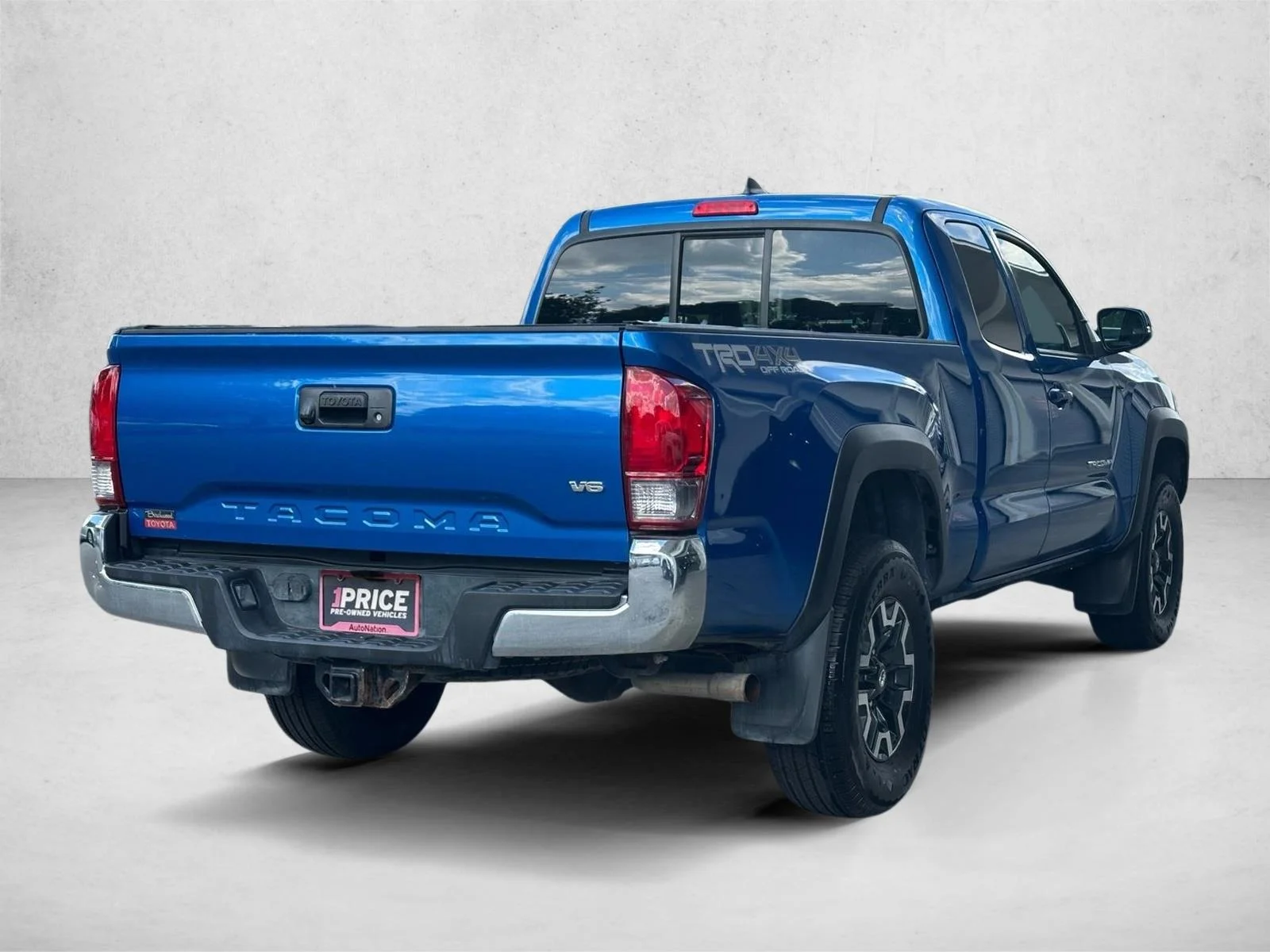 Used 2017 Blue Toyota SR5 image 6