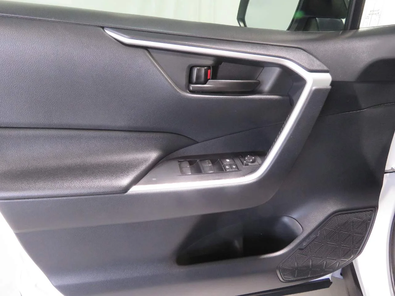 Used 2019 Super White Toyota LE image 17