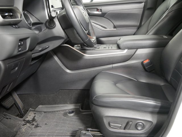 Used 2023 Wind Chill Pearl Toyota XLE image 10