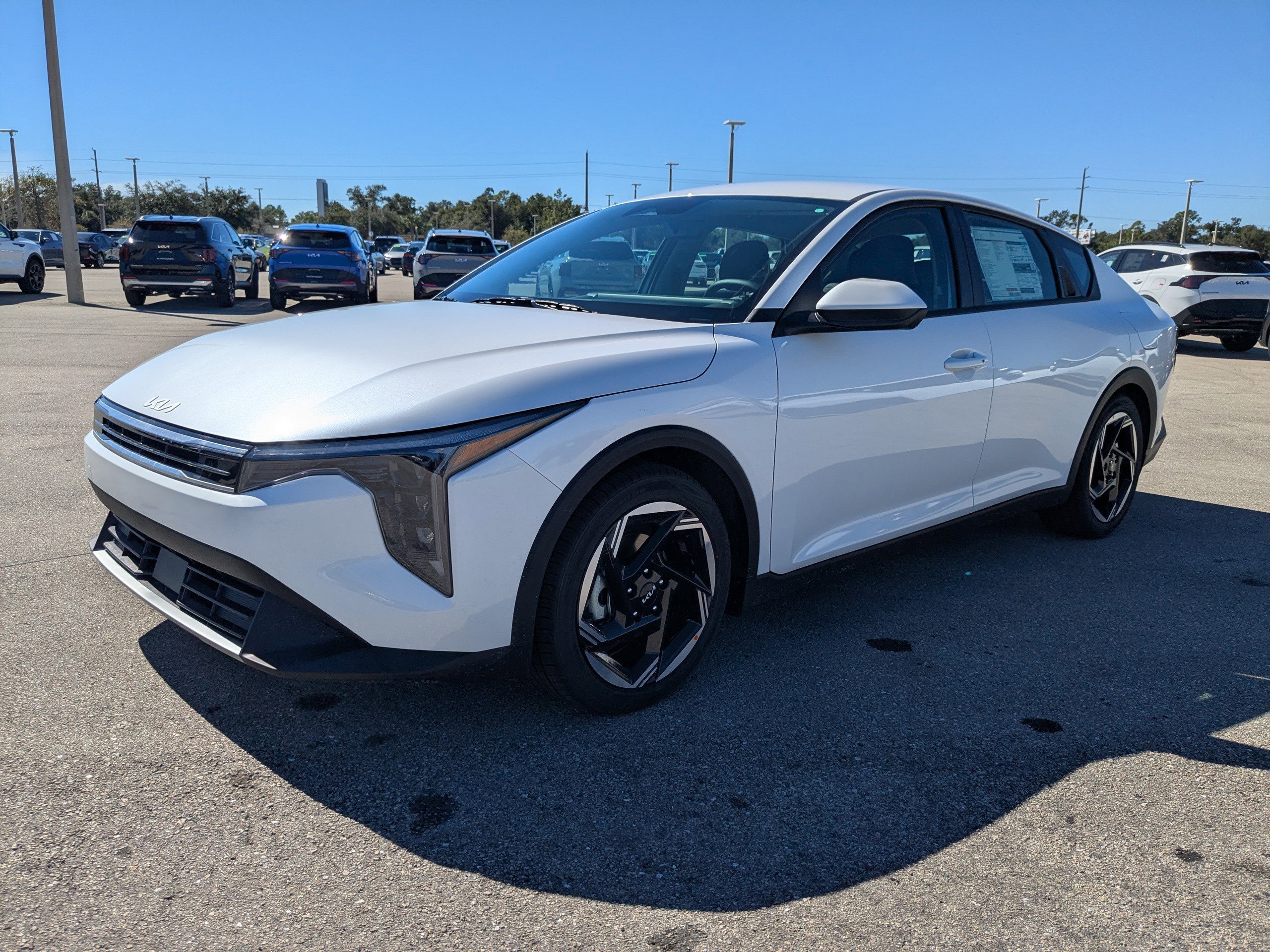 New 2025 Snow White Pearl Kia EX image 9