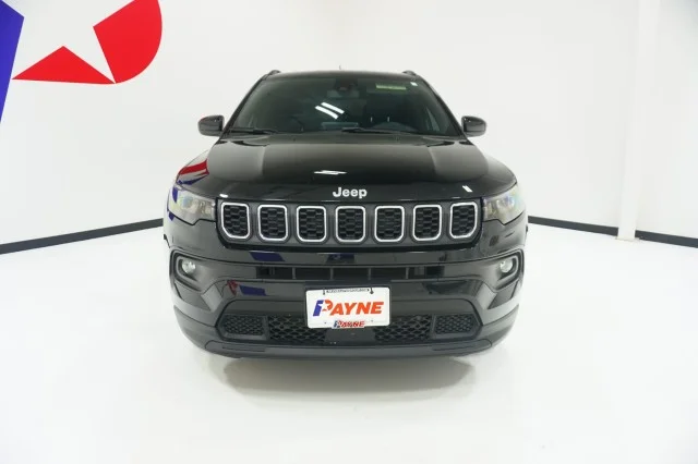 Used 2025 Diamond Black Crystal Pearlcoat Jeep Latitude image 2