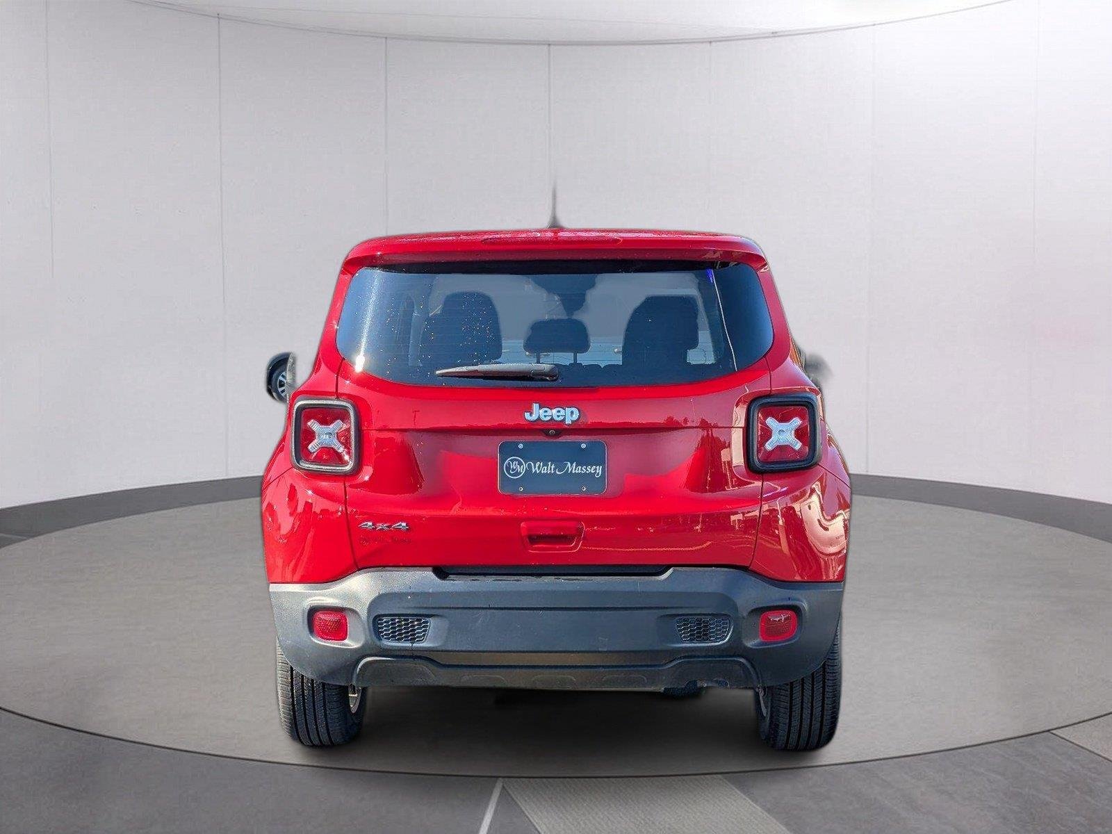 Used 2023 Colorado Red Clearcoat Jeep Latitude image 4