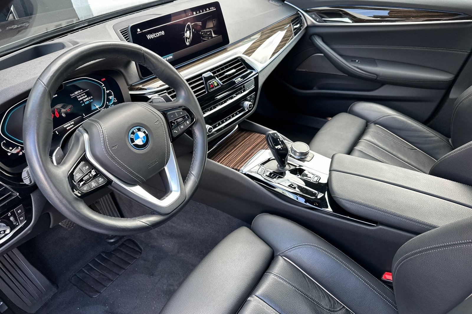 Used 2023 Dark Graphite Metallic BMW 530e xDrive image 9