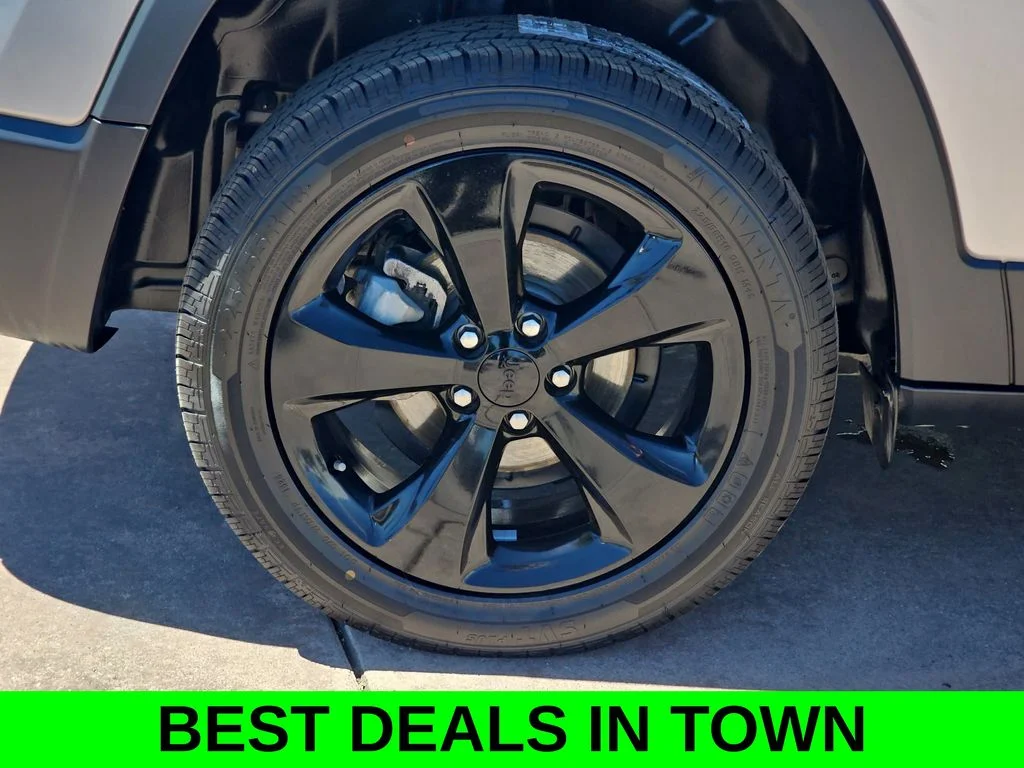 Used 2021 Silver Jeep Latitude Plus image 36