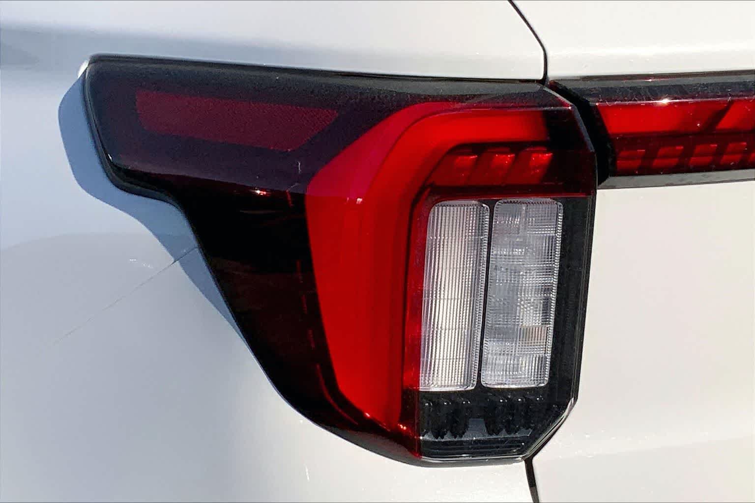 New 2026 Star White Metallic Tri-Coat Ford ST-Line image 11