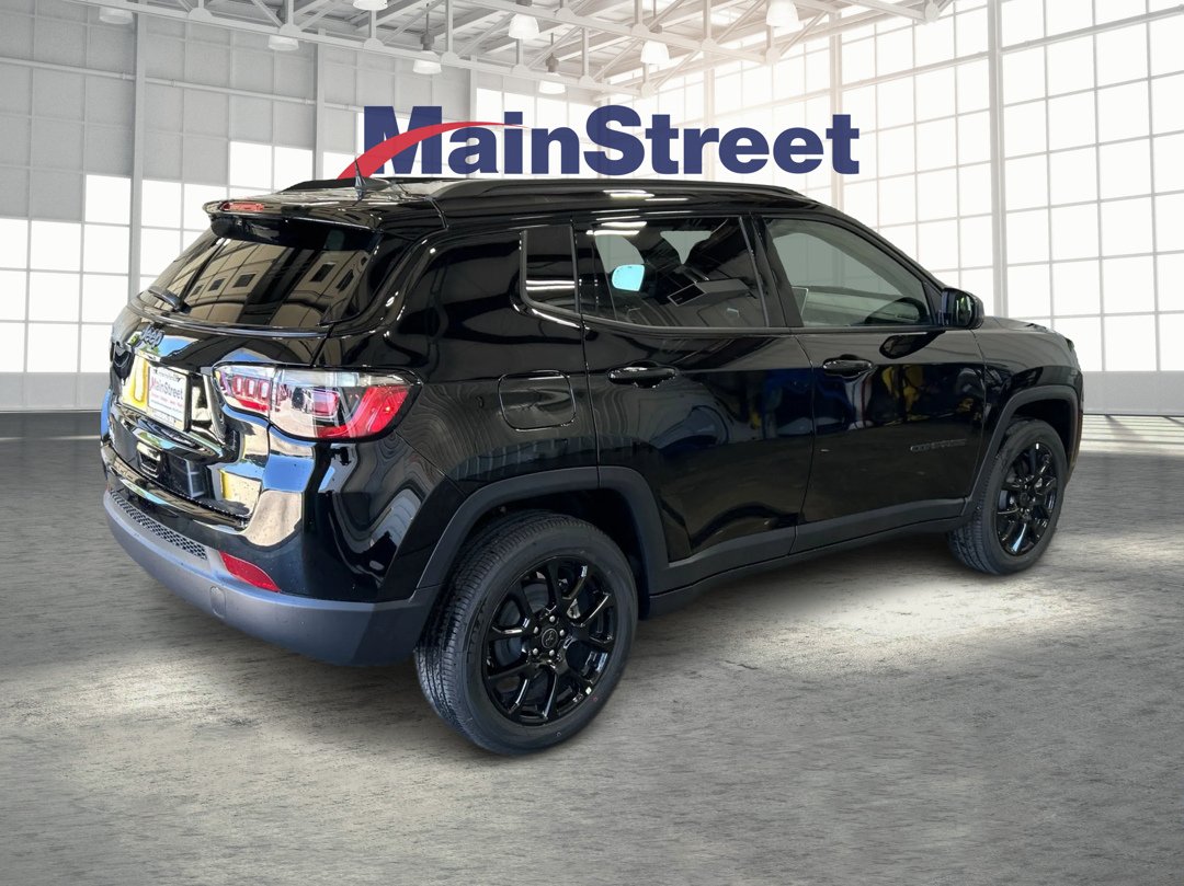 New 2026 Diamond Black Crystal Pearl-Coat Exterior Paint Jeep Latitude image 5