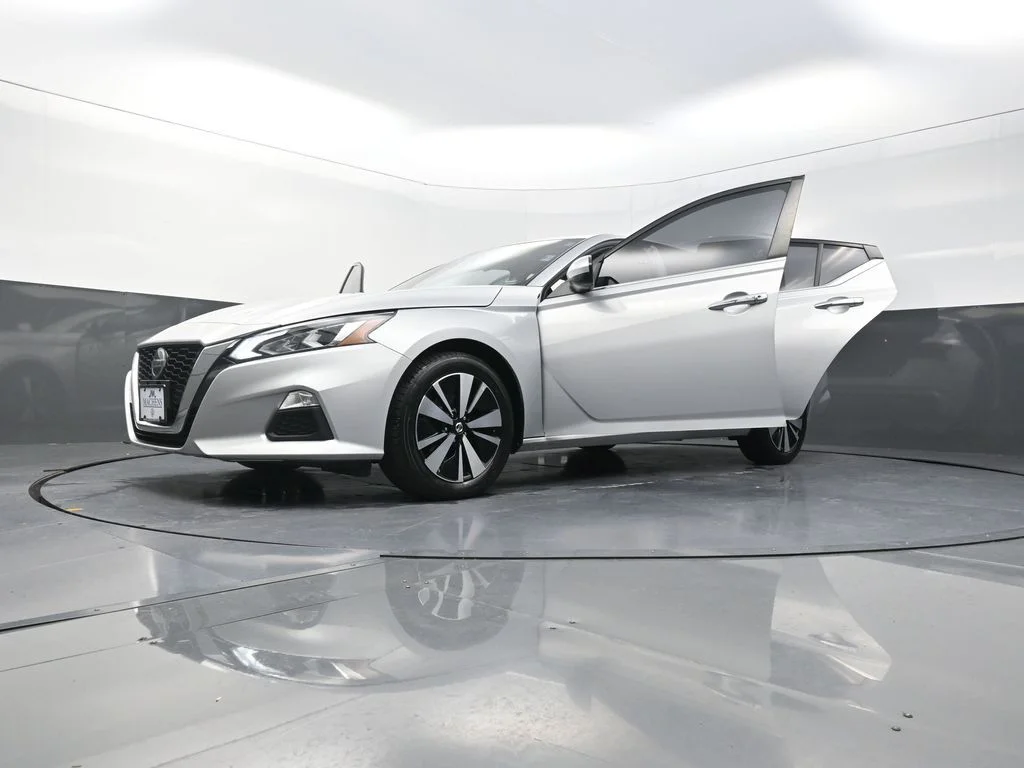 Used 2022 Silver Nissan 2.5 SV image 31