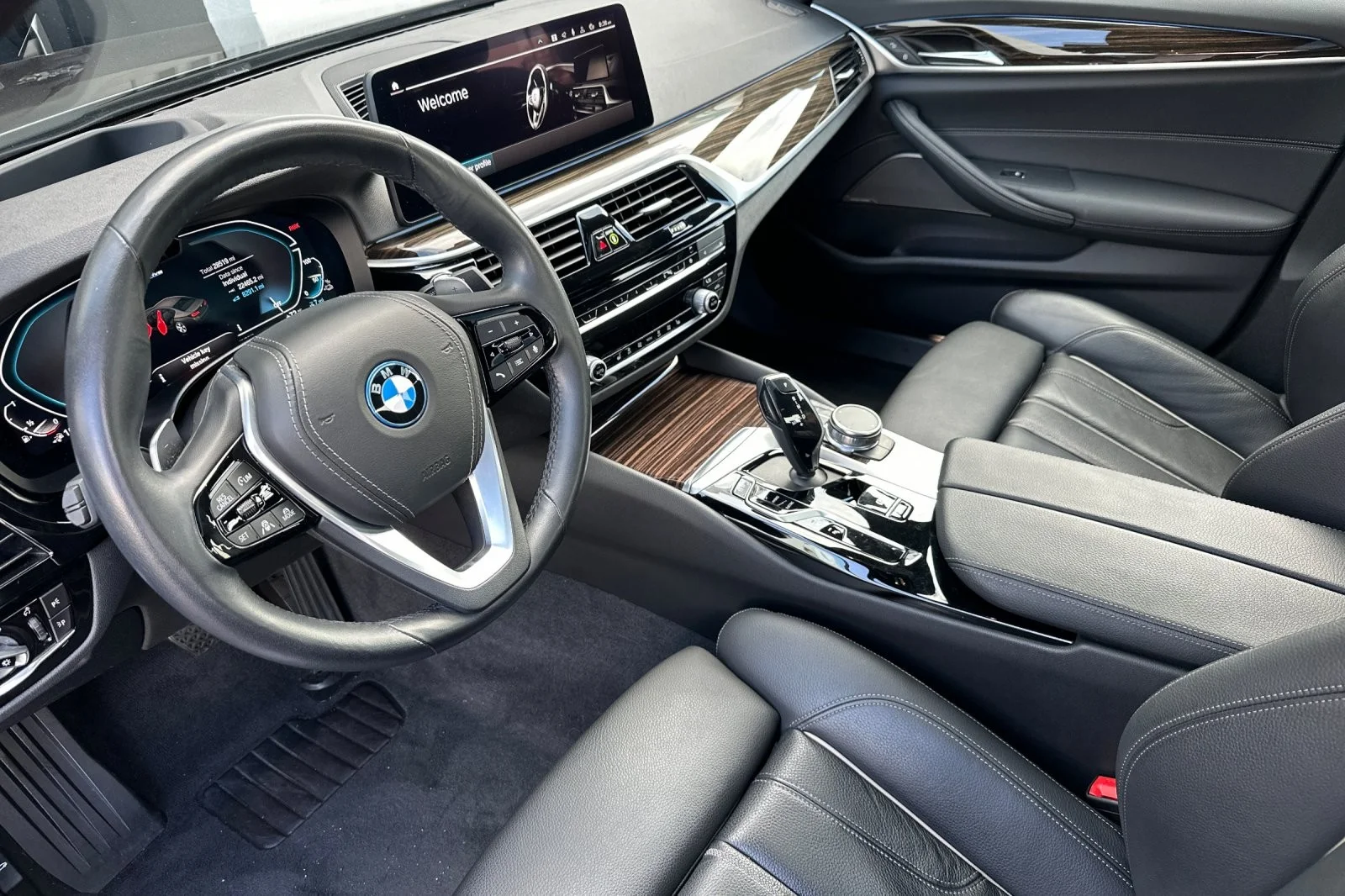 Used 2023 Dark Graphite Metallic BMW 530e xDrive image 9