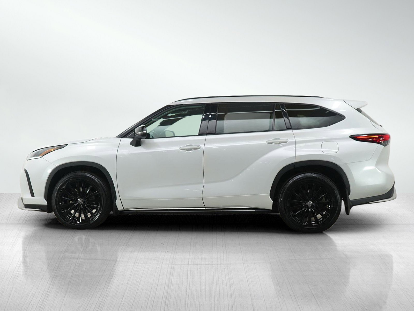 Used 2023 Toyota Highlander XSE with VIN 5TDKDRBH1PS500728 for sale in Burnsville, Minnesota