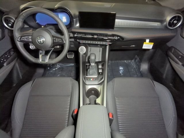New 2025 Milano White Exterior Paint Alfa Romeo Base image 24