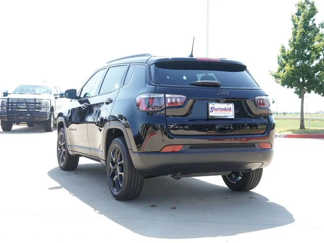 New 2026 Diamond Black Crystal Pearl-Coat Exterior Paint Jeep Latitude image 9
