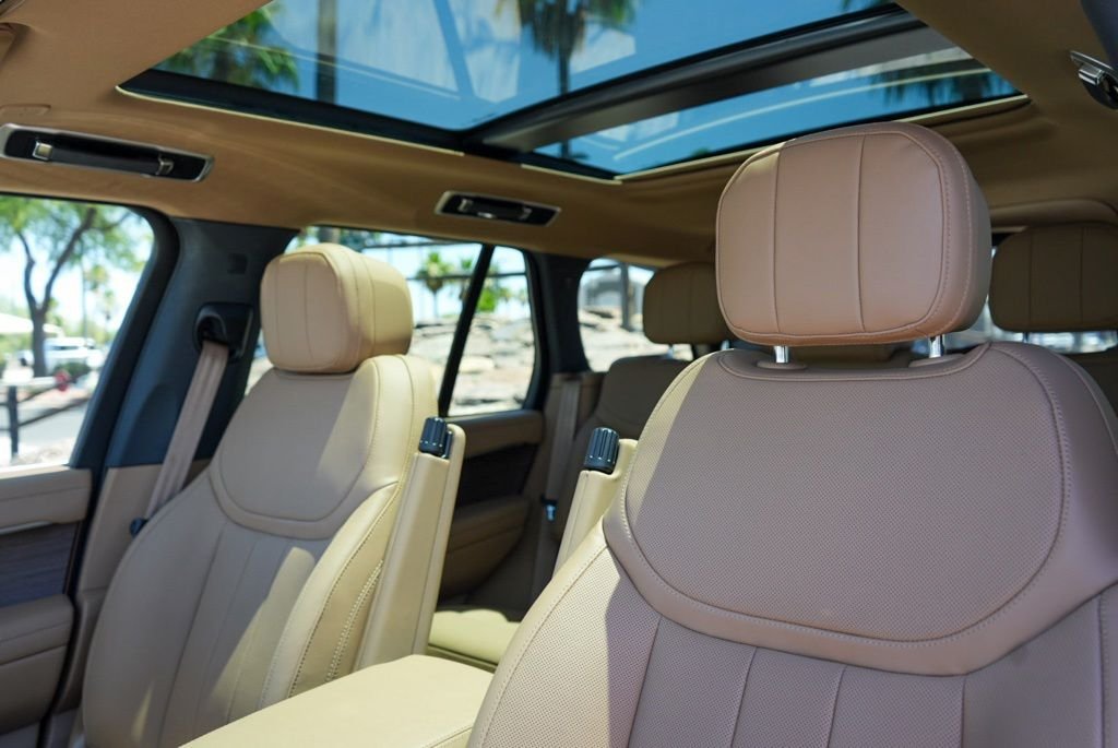 New 2026 Ostuni Pearl White Land Rover SE image 5