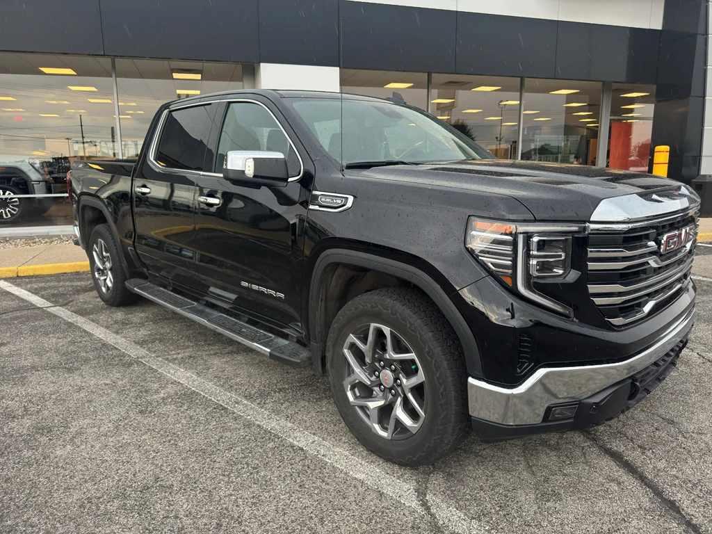 Used 2024 Onyx Black GMC SLT image 4