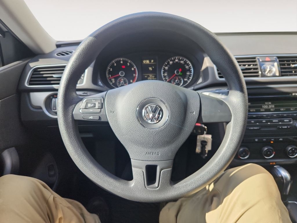 Used 2013 Silver Volkswagen 2.5 S image 13