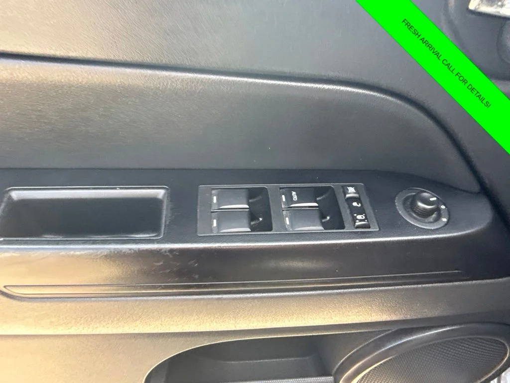 Used 2016 Crystal Metallic Jeep Latitude image 19