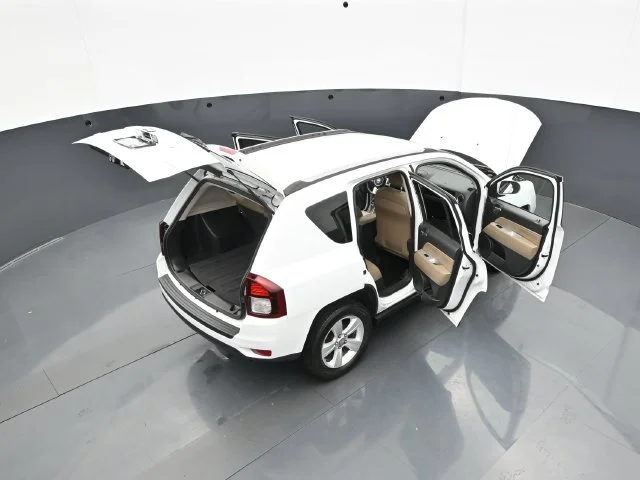 Used 2016 Bright White Clearcoat Jeep Latitude image 43
