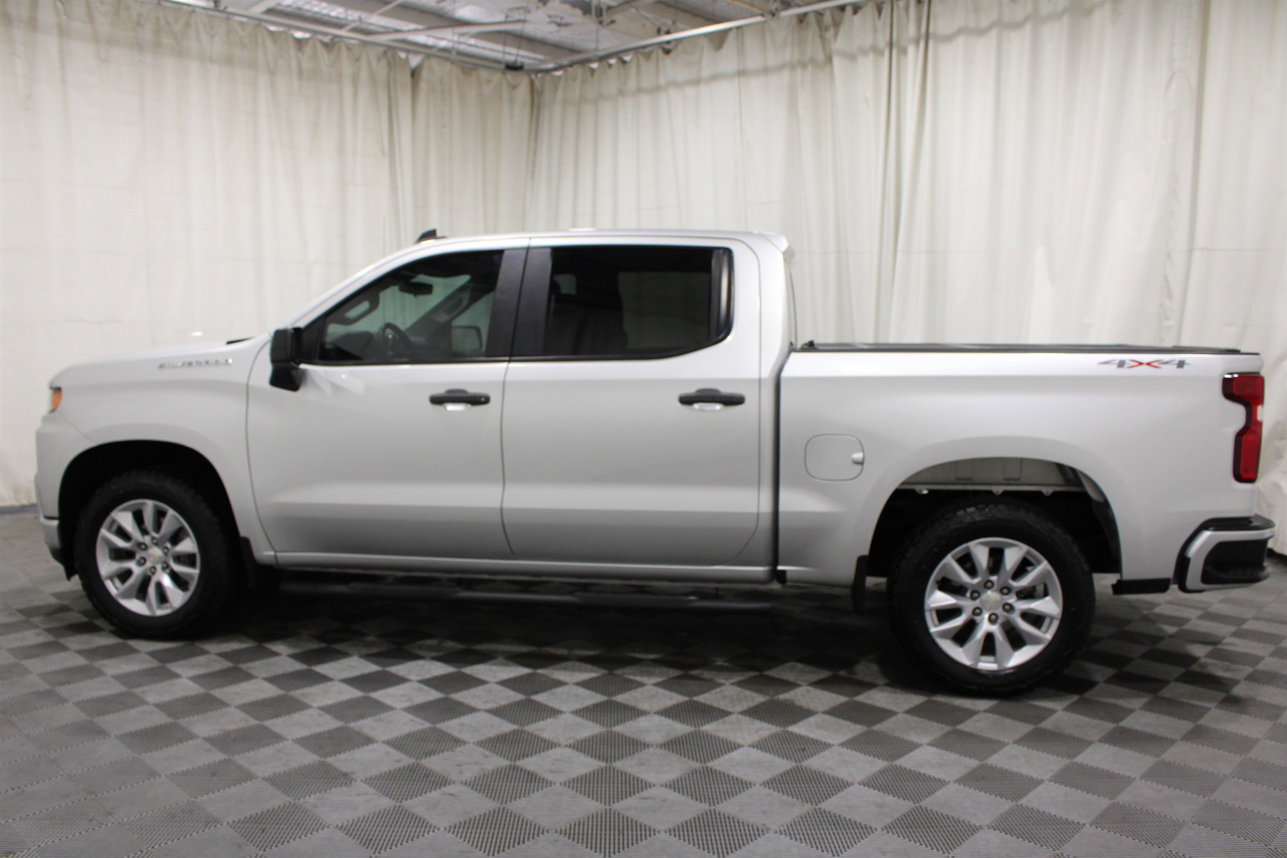 Used 2021 Silver Ice Metallic Chevrolet Custom image 30