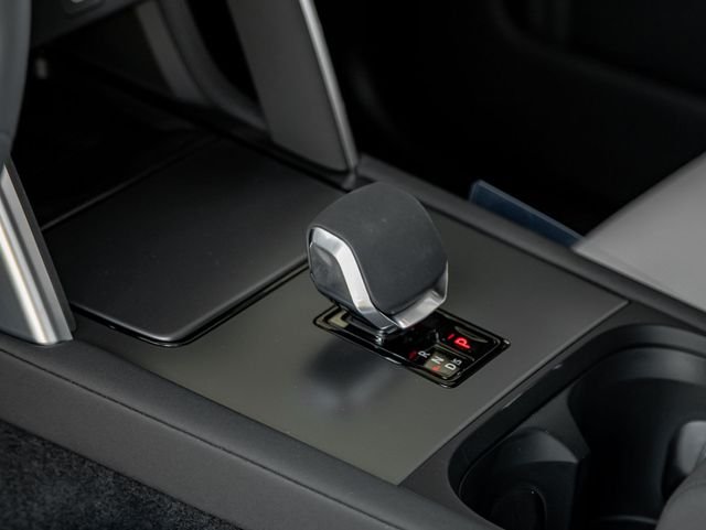 New 2024 Silicon Silver Land Rover SE image 17