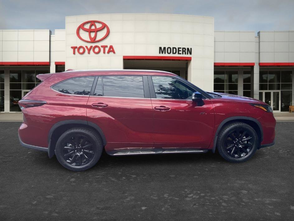 Used 2025 Ruby Flare Pearl Toyota XLE image 4