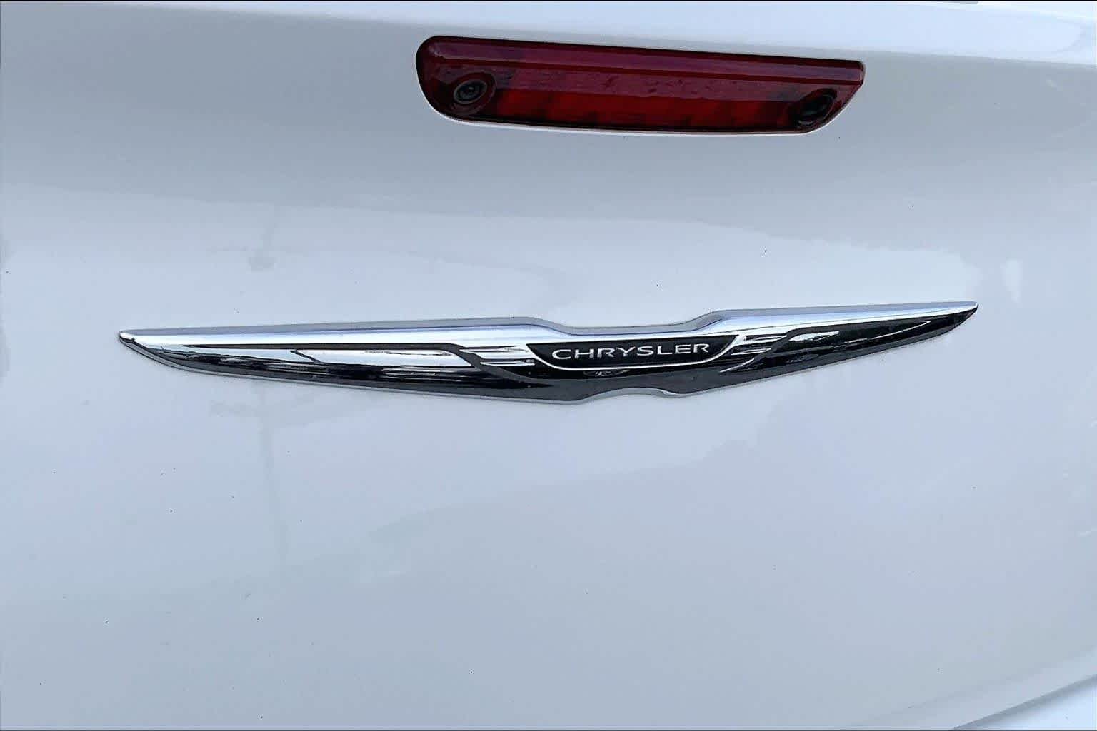 Used 2018 Bright White Clearcoat Chrysler 300S image 28