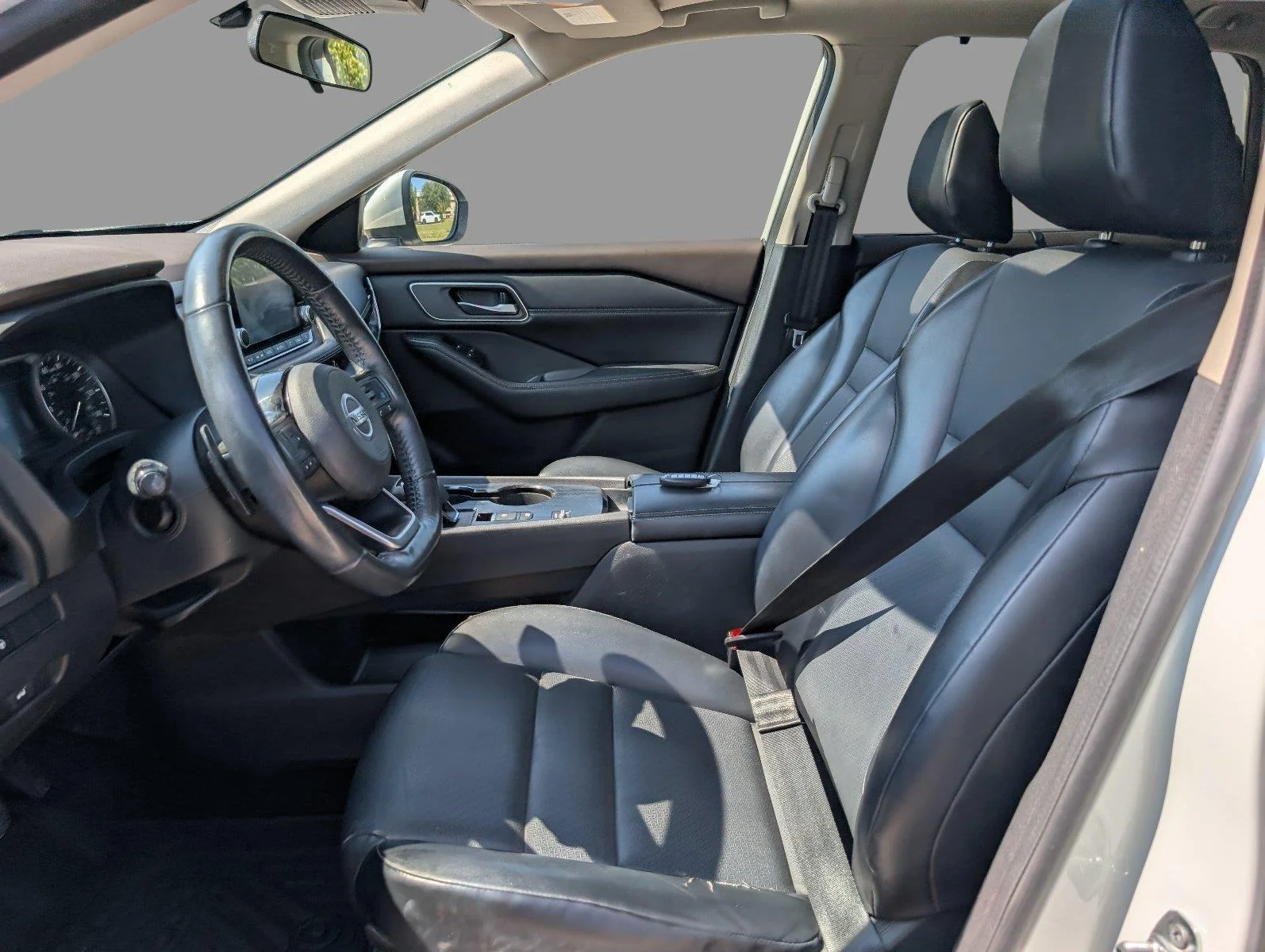 Used 2021 Pearl White Tricoat Nissan SV image 17
