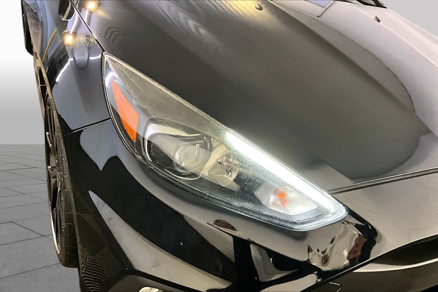 Used 2017 Shadow Black Ford RS image 27