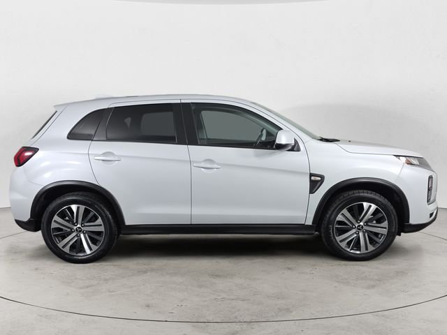 Used 2024  Mitsubishi 2.0 ES image 4