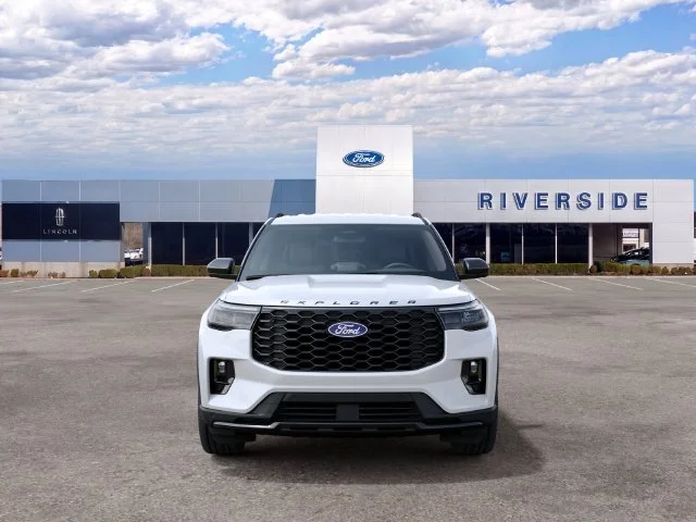 New 2027 Star White Metallic Tri-Coat Ford ST-Line image 3