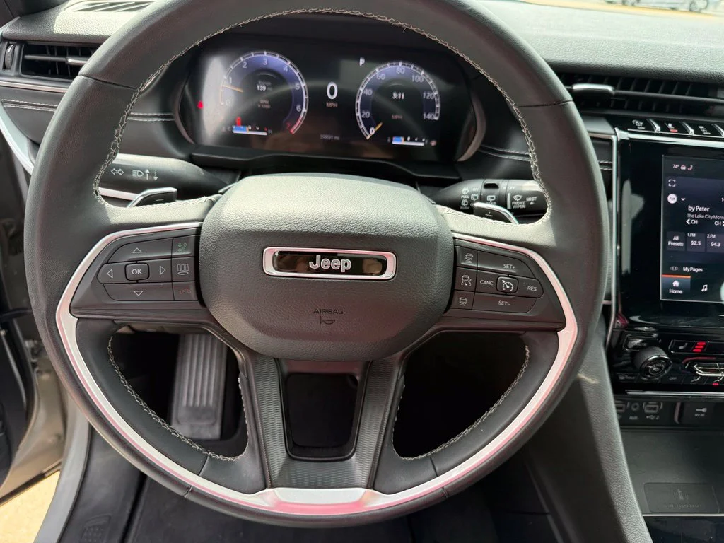 Used 2023 Silver Jeep Altitude image 28