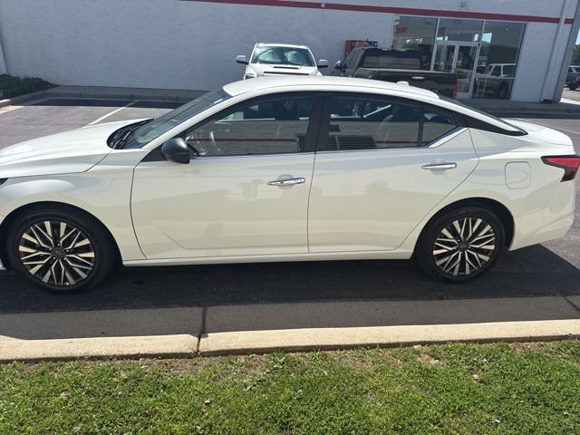Used 2025 White Nissan 2.5 SV image 4