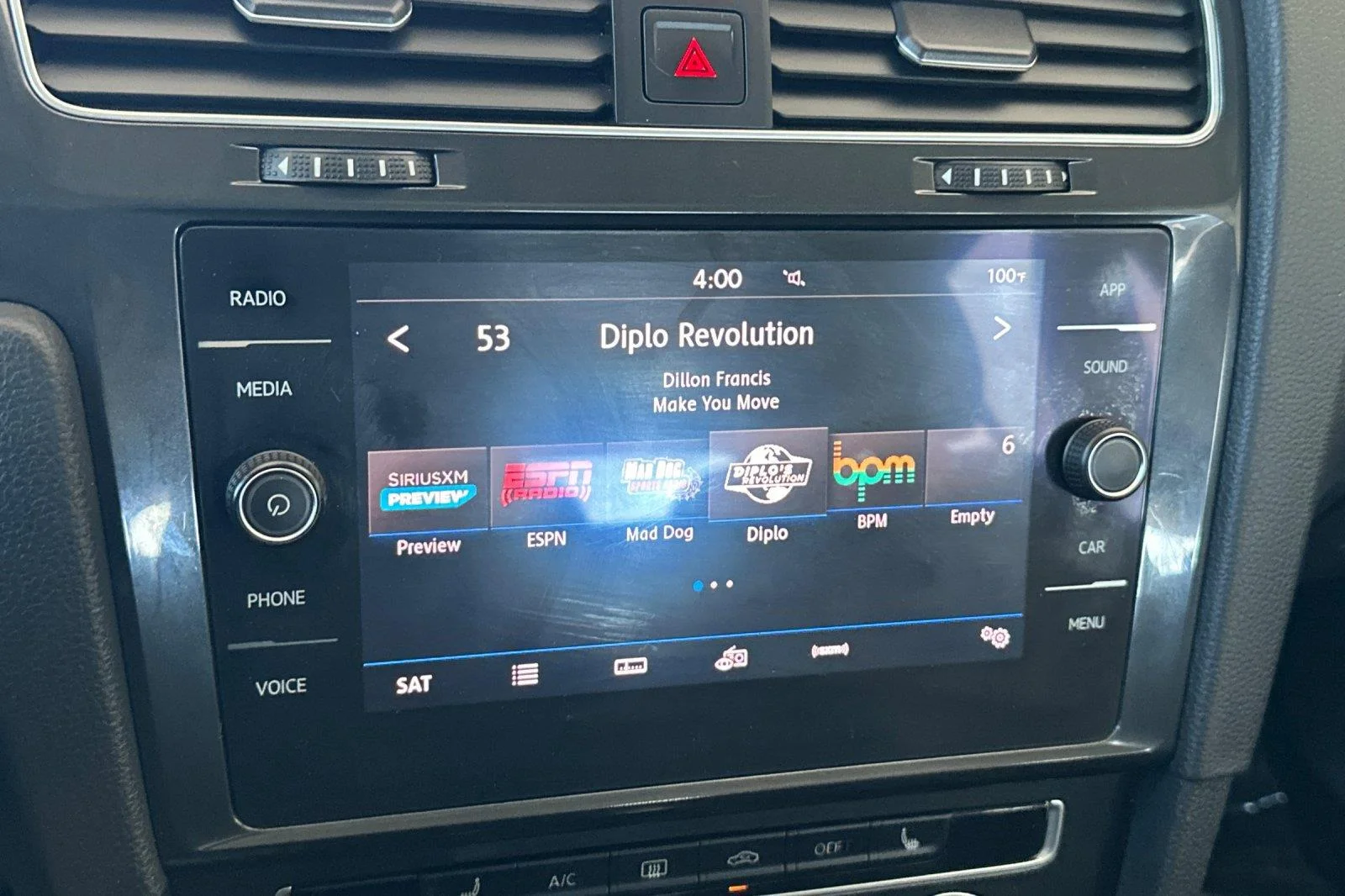 Used 2019 Deep Black Pearl Volkswagen SE image 18