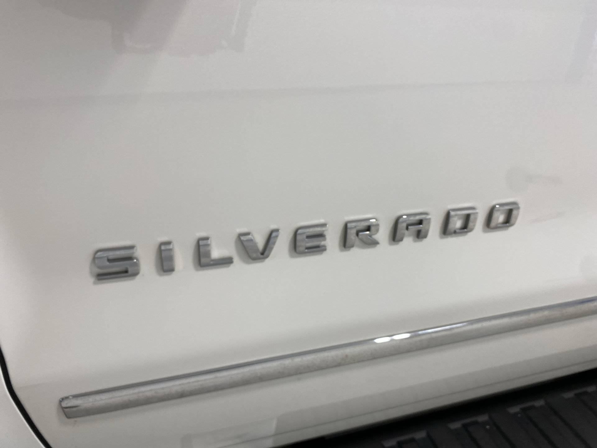 Used 2017 IRIDESCENT PEARL TRICOAT Chevrolet LTZ image 29
