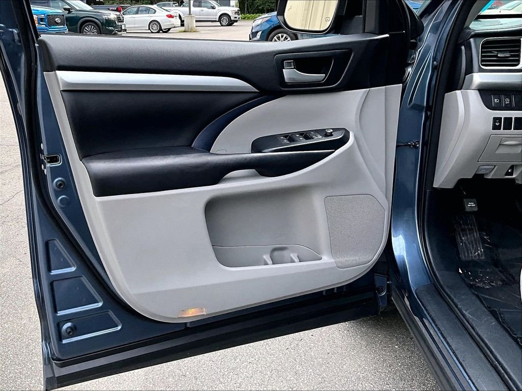 Used 2017 Shoreline Blue Pearl Toyota XLE image 9