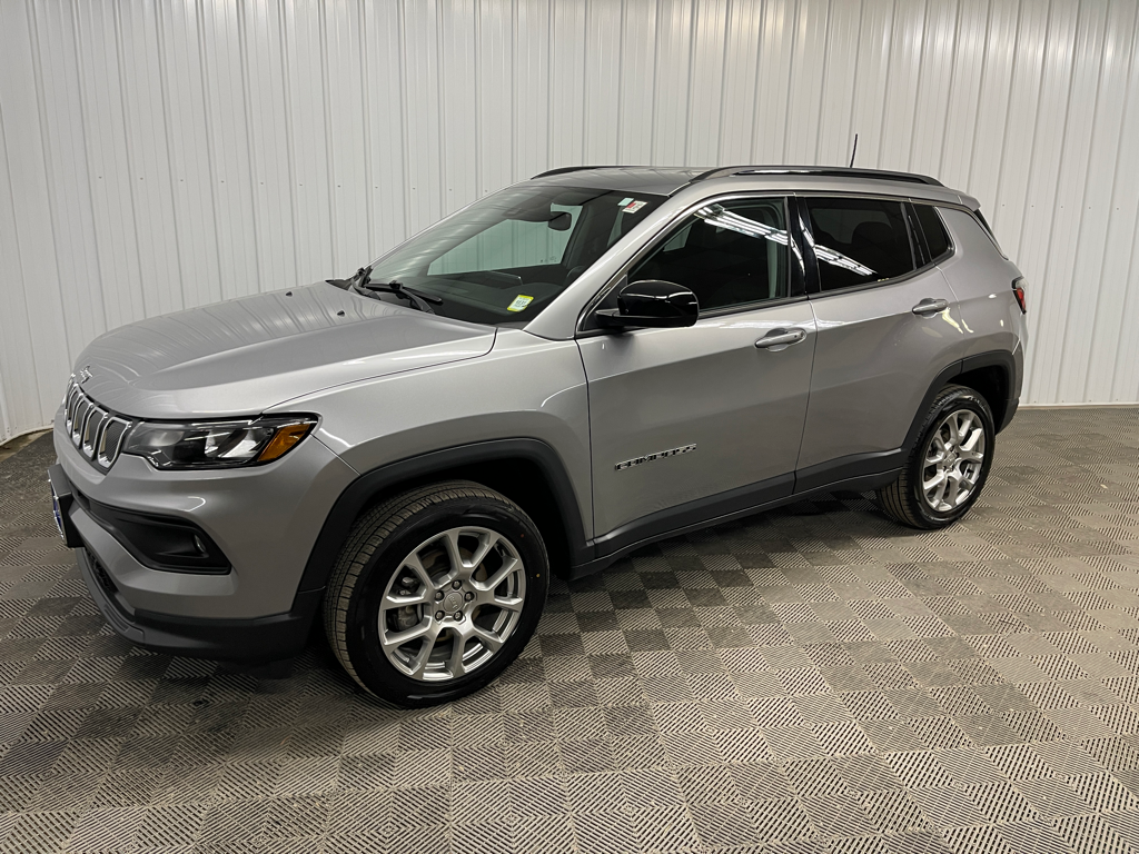 Used 2022 Silver Jeep Latitude Lux image 9