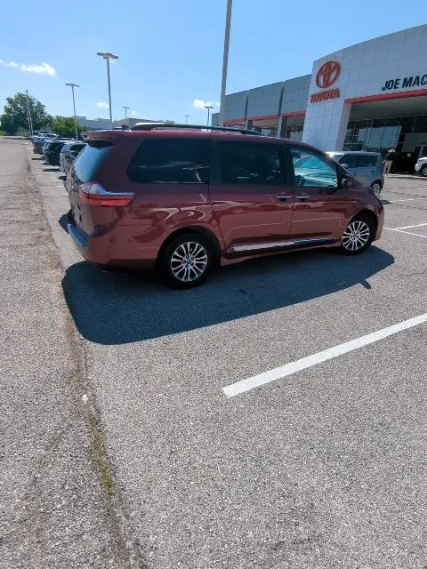 Used 2018 Red Toyota XLE image 14