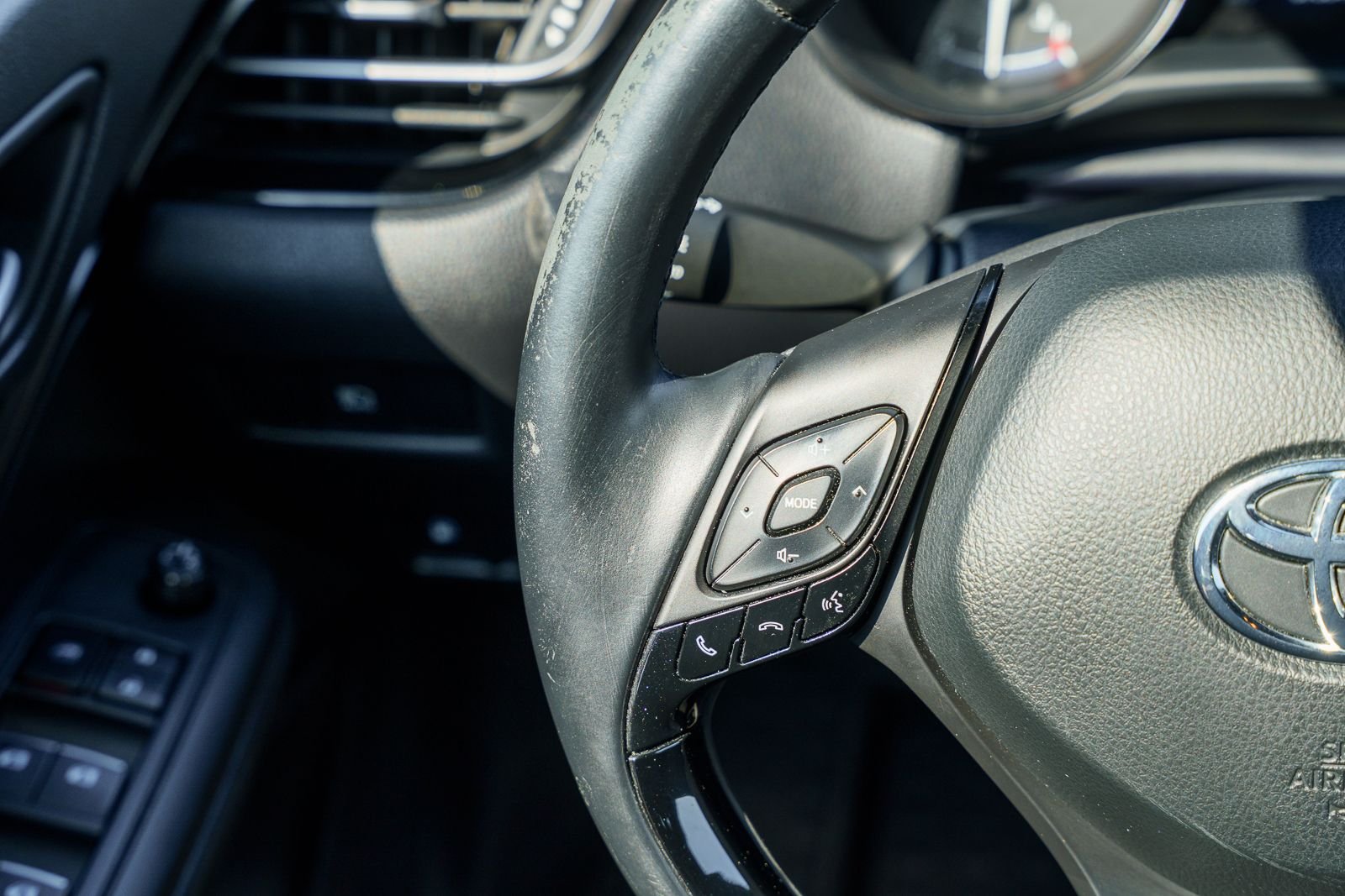 Used 2018 Gray Toyota XLE image 27