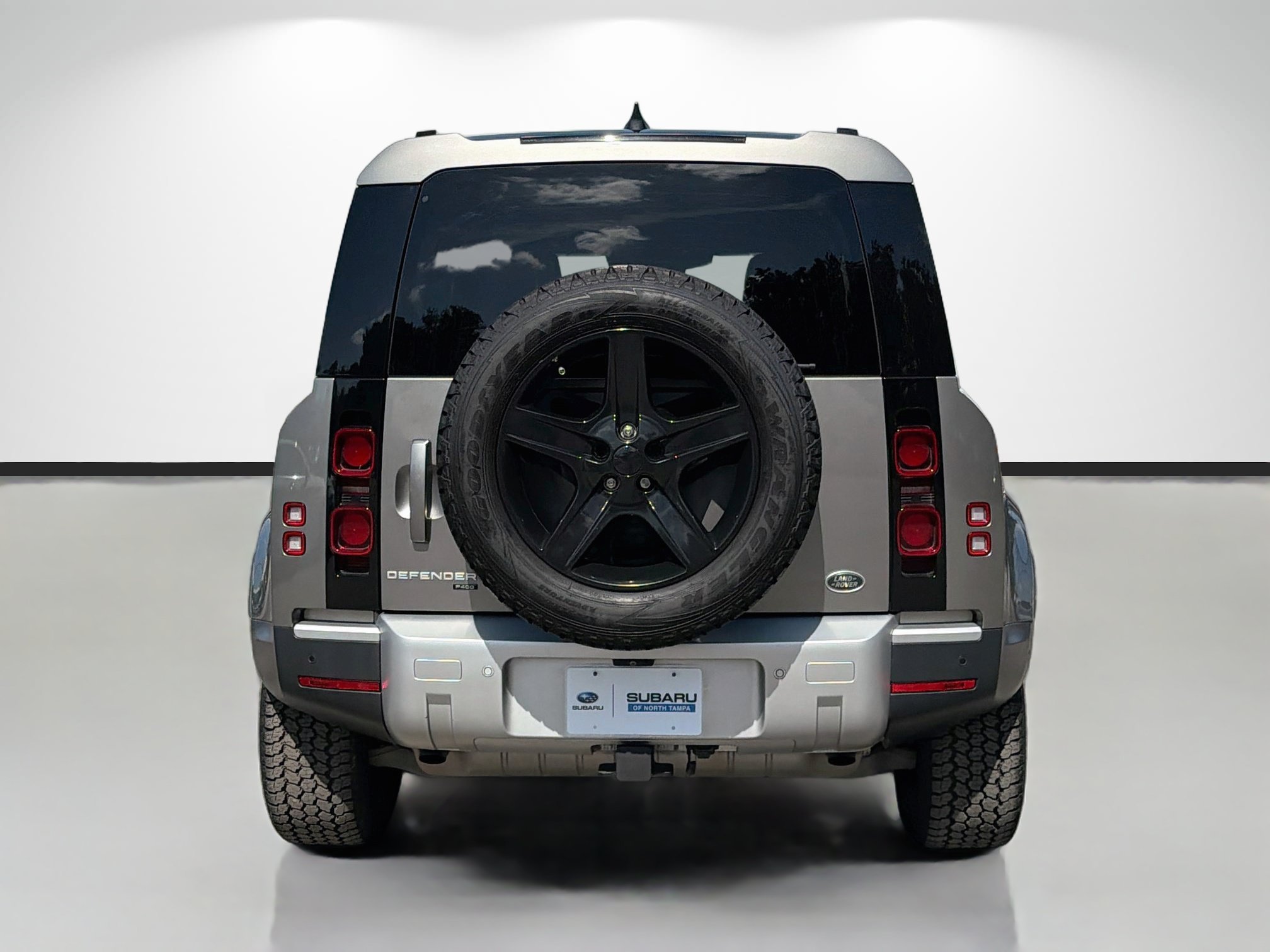 Used 2023 Silicon Silver Premium Metallic Land Rover SE image 4