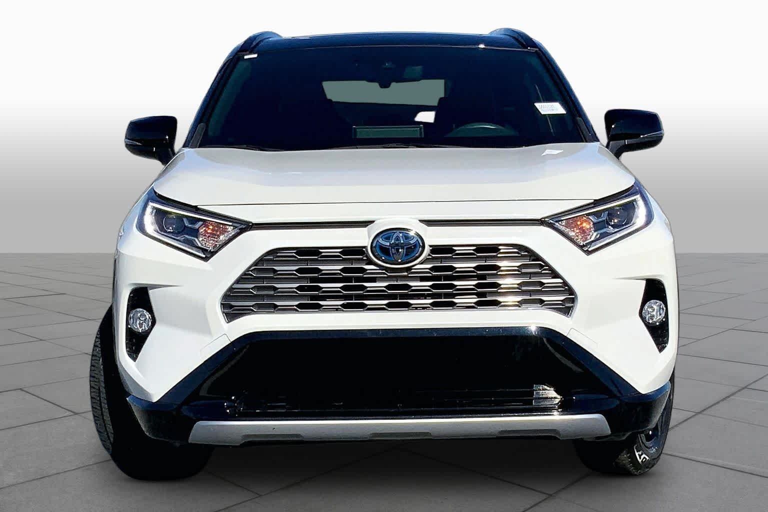 Certified Used 2020 Blizzard Pearl w/Midnight Black Roof Toyota Hybrid XSE image 4