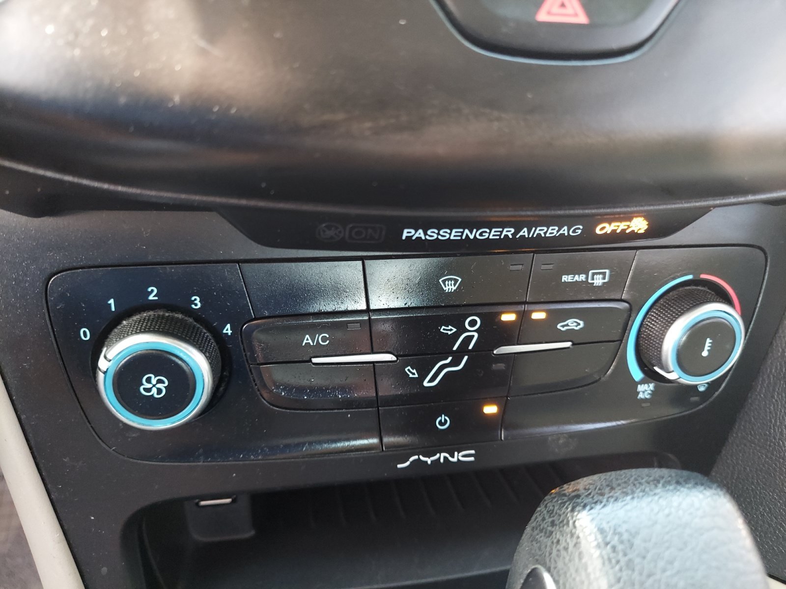 Used 2018 Oxford White Ford SE image 17